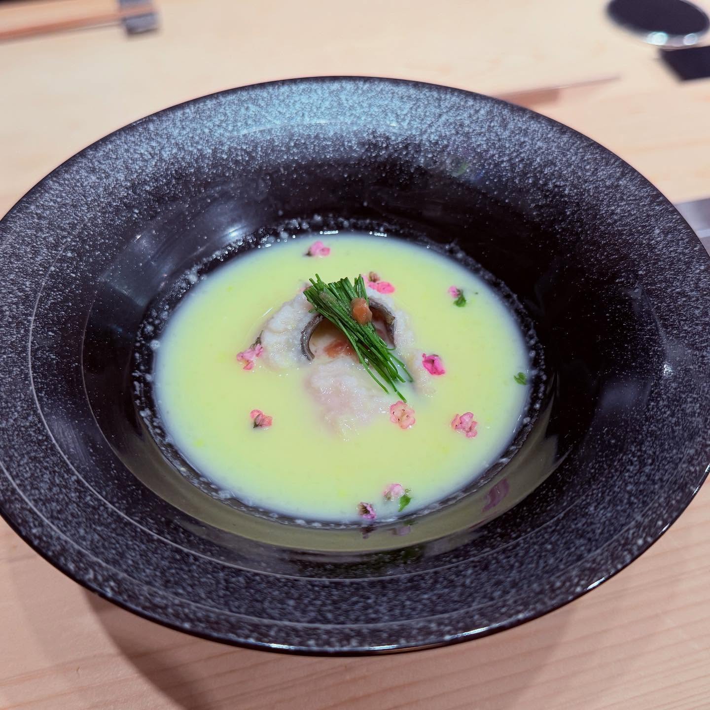 【意気な寿し処阿部 目黒店】
東京都品川区上大崎3-6-1 工藤マンション1階


ランチ 11:30~14:00  ディナー 18:00~23:00


【湯引き鱧のとうもろこしすり流し】



  

# #