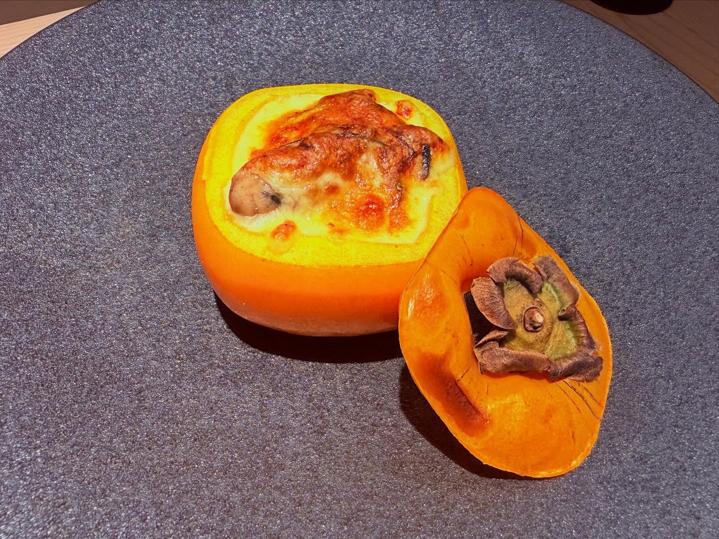 新しいメニューのご案内です。

･牡蠣と柿の和風具羅丹

生でも食べられる牡蠣とこの時期旬を迎える柿を
自家製の和風ホワイトソースで具羅丹にしました。
意外にも相性のいい組み合わせなので
是非1度お召し上がりください。