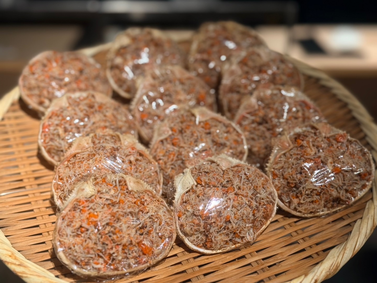 赤く輝く内子は、冬のご褒美。
丁寧に仕込んで甲羅へぎゅっと。
見て贅沢、食べて幸せ。