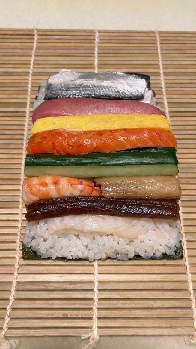 .
福よ来い来い
あべちゃんの恵方巻き
お得な事前予約、間も無く終了です！

【1/31  23:59までのご予約で】
お得にお買い求め頂けますので
プロフィールのリンク、阿部寿司HP、
店頭やお電話から是非ご予約下さい〜️

1本から、イベント、企業様での大量注文まで承っております！

恵方巻きを食べてたくさんの福を巻き込みましょう〜！！！

【海鮮巻き】
通常価格2000円→ご予約特別価格1500円

↑動画の商品はこちらです！

【恵方巻き】
通常価格1500円→ご予約特別価格1000円

↑こちらの商品は生魚は使用しておりません

※2/1以降のご予約は通常価格となります

Bring good fortune!
Abe-chan's Ehomaki
Special advance reservations are ending soon!

[Make your reservation by 1/31 23:59]

You can get a great deal, so please make your reservation via the link in our profile, the Abe Sushi website,
in-store, or by phone! ️

We accept orders for single rolls, large orders for events, and corporate bulk orders!

Let's eat ehomaki and bring lots of good fortune!!!!

[Seafood Roll]
Regular price: ¥2000 → Special reservation price: ¥1500

↑Click here for the product in the video!

[Ehomaki]
Regular price: ¥1500 → Special reservation price: ¥1000

↑This product does not contain raw fish.

※Reservations after February 1st will be at the regular price.